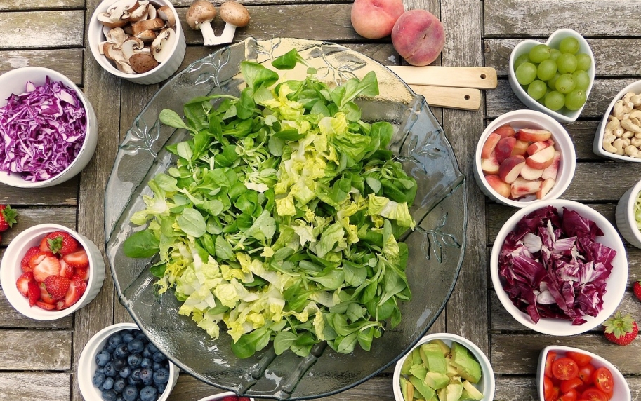 Porady żywieniowe: Jak spożywać posiłki z umiarem i przyjemnością?
