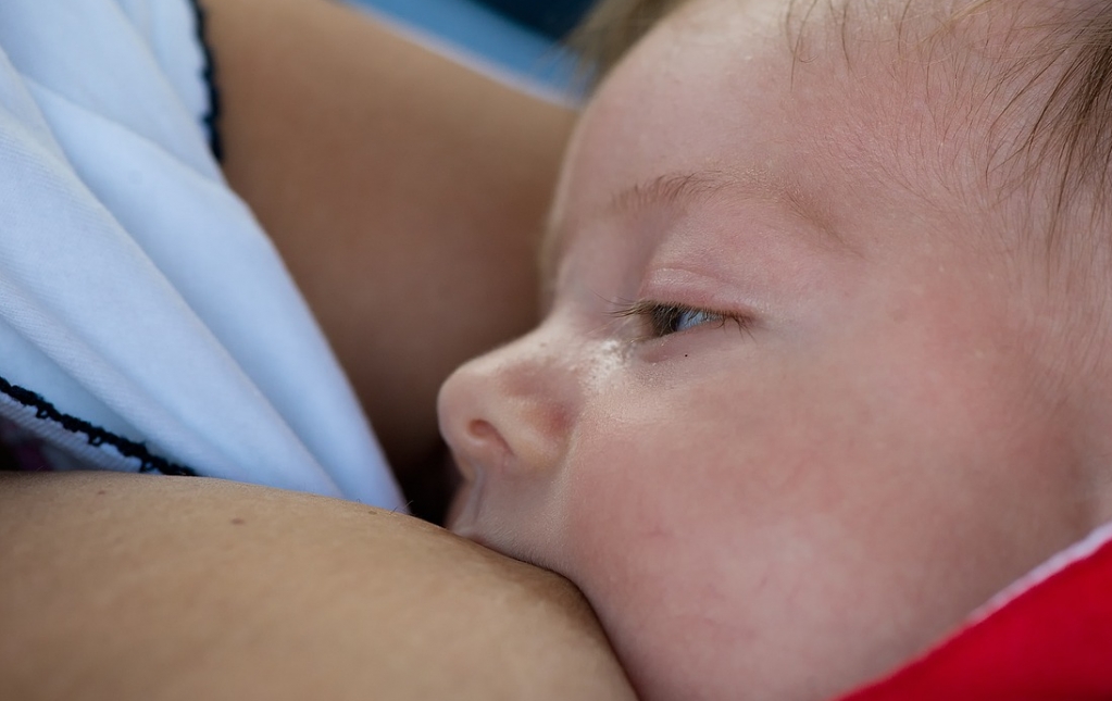 Mleko matki – kluczowy element w diecie niemowląt, jego powstawanie, skład i korzyści zdrowotne