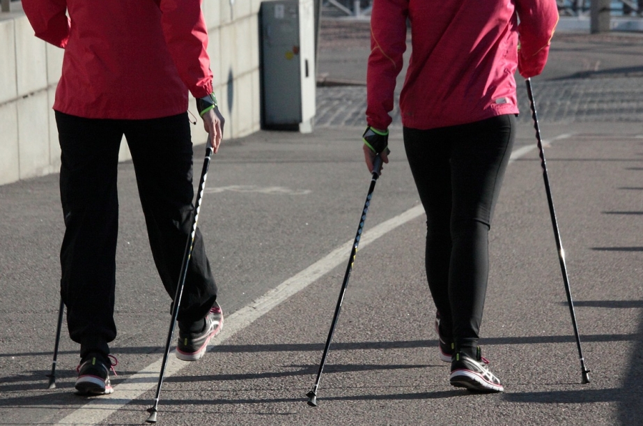 Nordic Walking – zrozumieć tę formę aktywności fizycznej, korzyści zdrowotne, technikę i wybór odpowiednich kijków